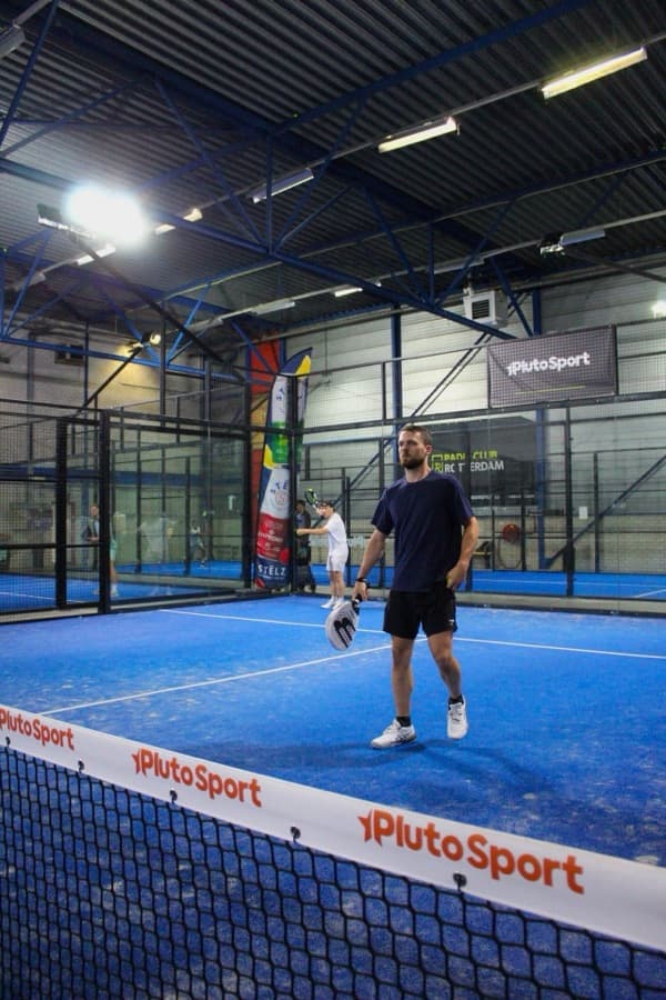Padel Social spelers op de baan