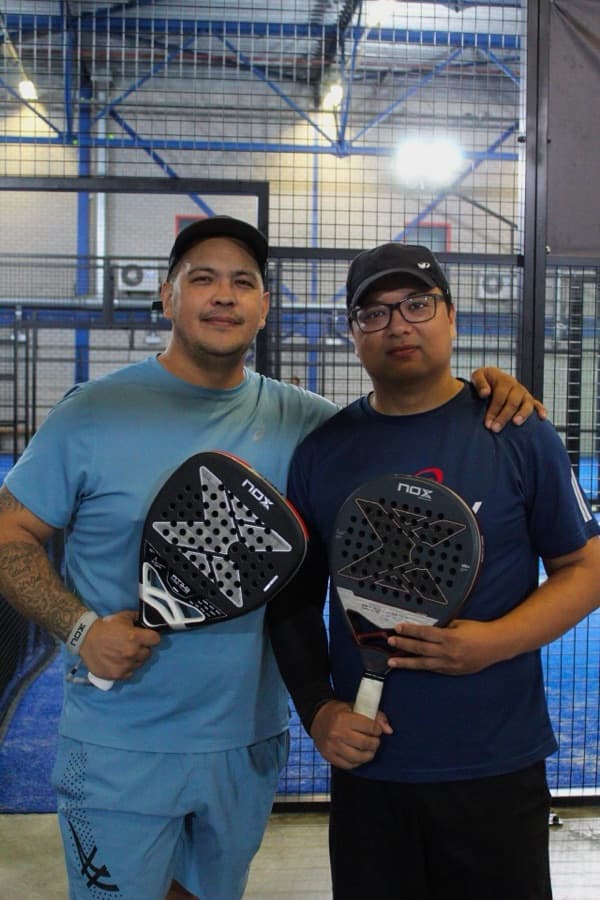 Padel Social spelers op de baan