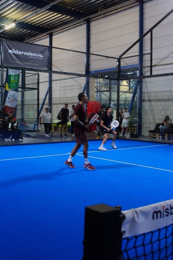Padel Social spelers op de baan